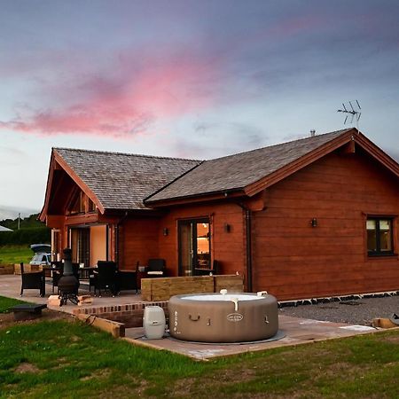 Cuddfan Lodge On A Gorgeous Private Lake Нюпорт Екстериор снимка