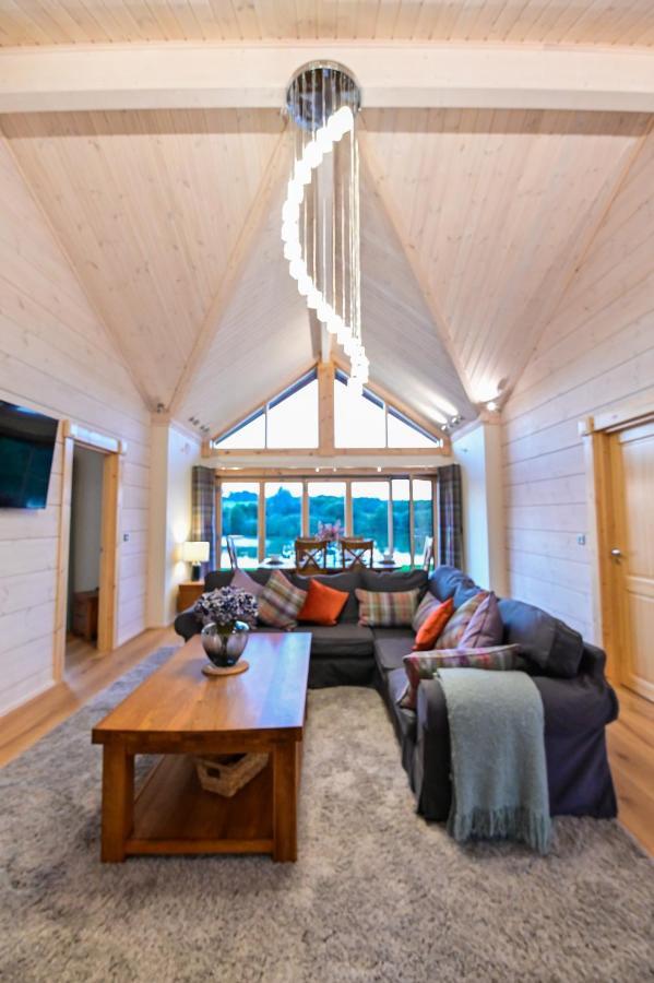 Cuddfan Lodge On A Gorgeous Private Lake Нюпорт Екстериор снимка