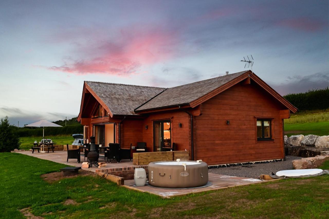 Cuddfan Lodge On A Gorgeous Private Lake Нюпорт Екстериор снимка