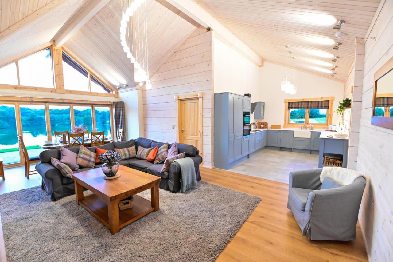 Cuddfan Lodge On A Gorgeous Private Lake Нюпорт Екстериор снимка