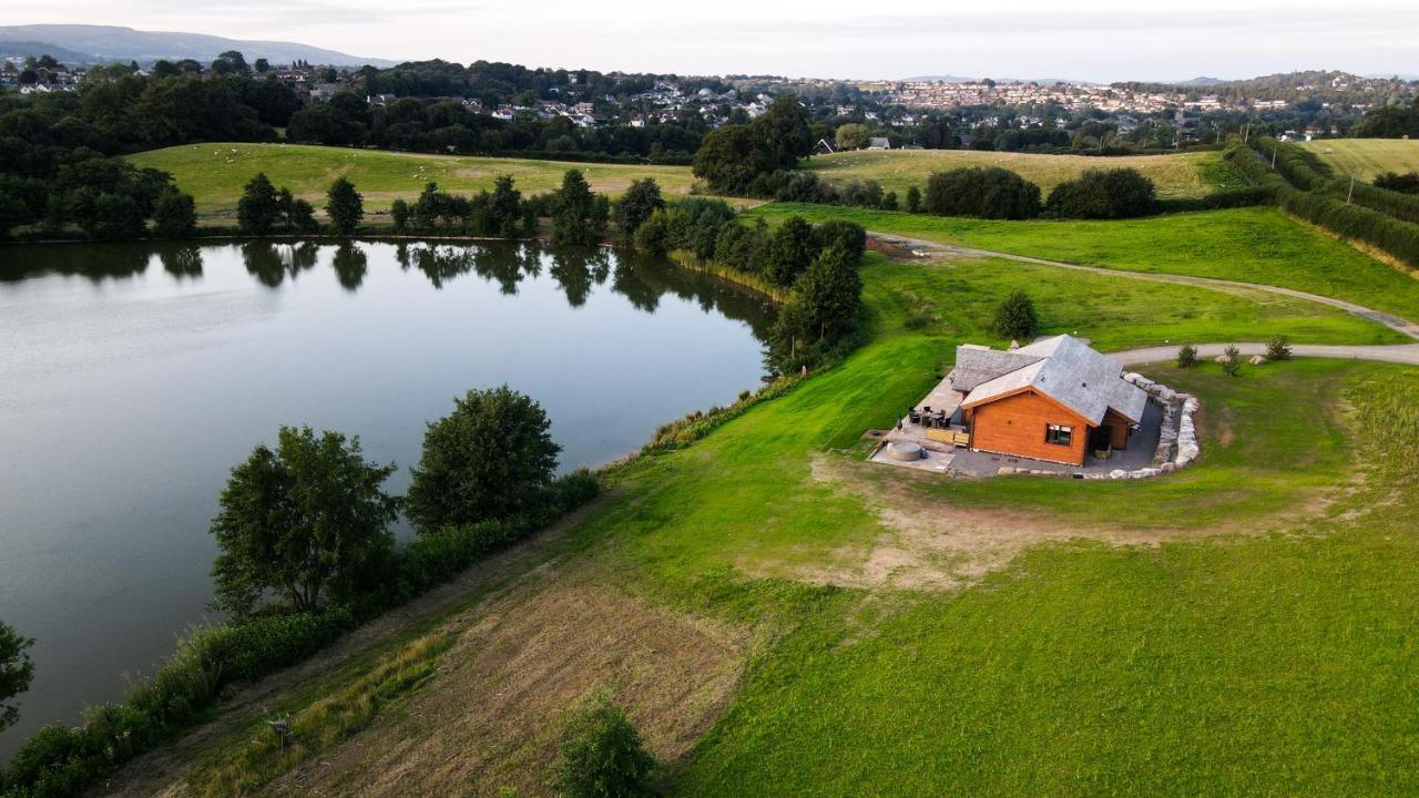 Cuddfan Lodge On A Gorgeous Private Lake Нюпорт Екстериор снимка