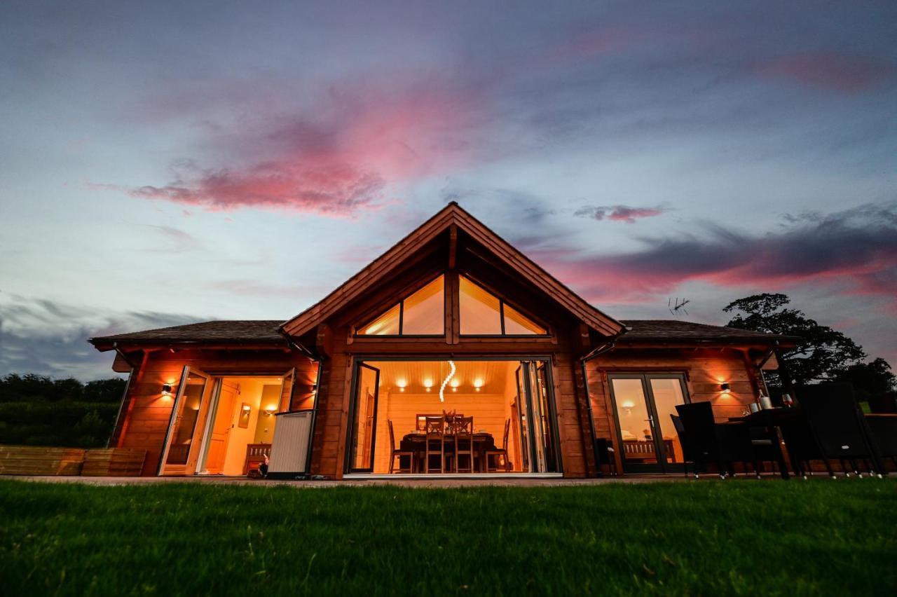 Cuddfan Lodge On A Gorgeous Private Lake Нюпорт Екстериор снимка