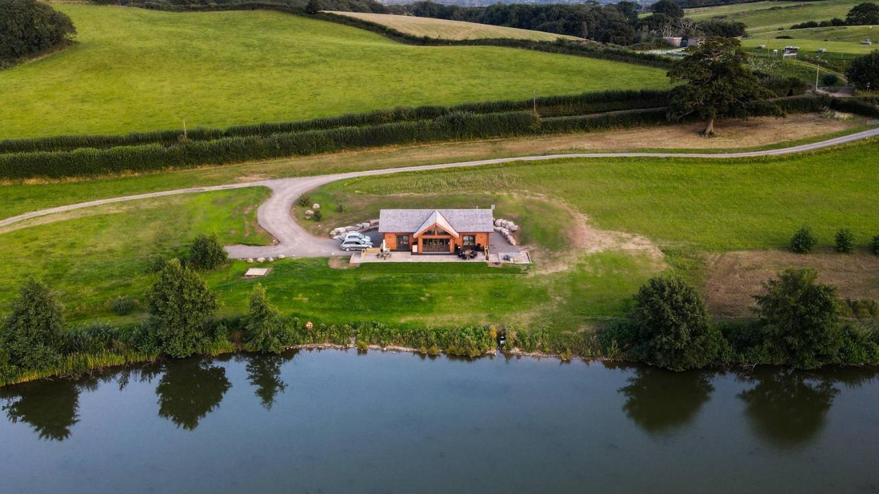 Cuddfan Lodge On A Gorgeous Private Lake Нюпорт Екстериор снимка