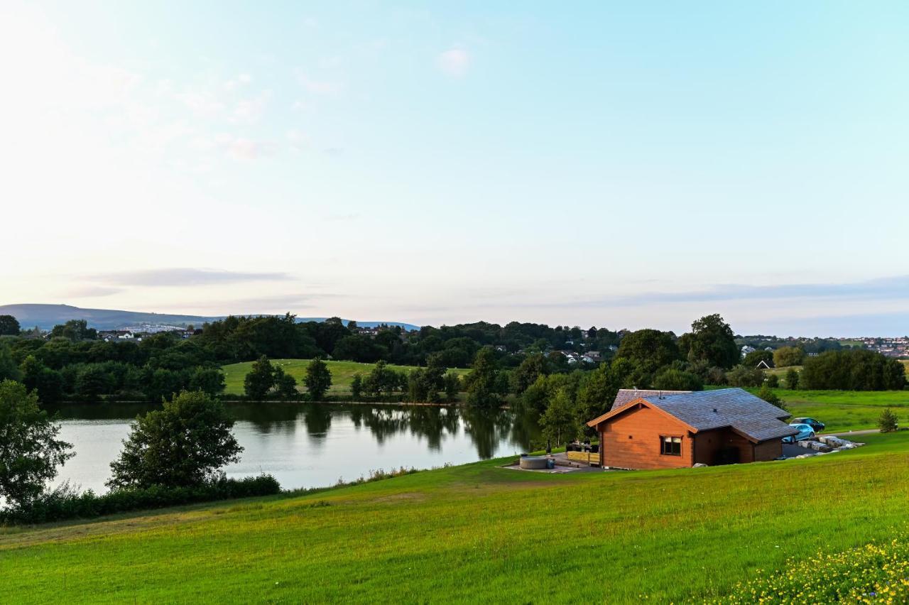 Cuddfan Lodge On A Gorgeous Private Lake Нюпорт Екстериор снимка